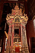 Chiang Mai - The Wat Phan Tao temple, Inside the Wihan: the library. 